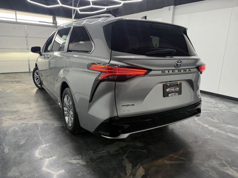 Used 2023 Toyota Sienna XSE AWD/4WD image 7