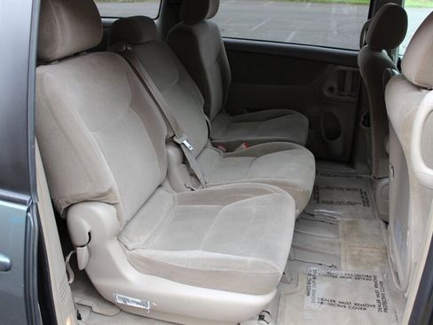 Used 2004 Toyota Sienna LE w/ LE Pkg 7 FWD image 17