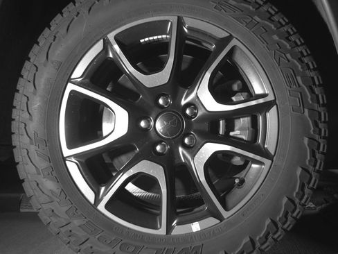 Used 2025 Jeep Compass Trailhawk image 13