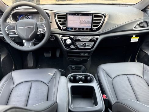 New 2025 Chrysler Pacifica Select image 19