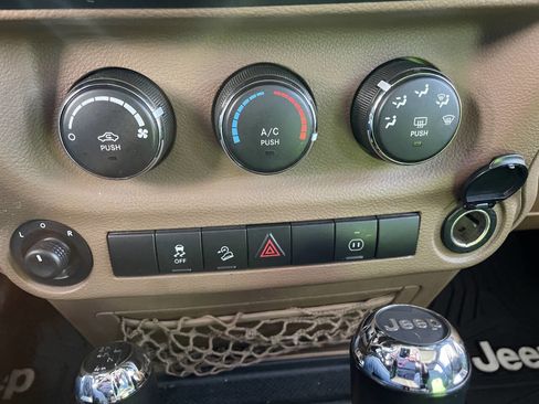 Used 2011 Jeep Wrangler Unlimited Sahara w/ Connectivity Group image 24