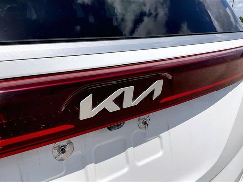 Used 2023 Kia Carnival LX FWD image 27