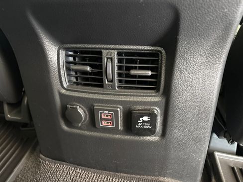 Used 2021 Nissan Titan SV w/ SV Convenience Package RWD image 13