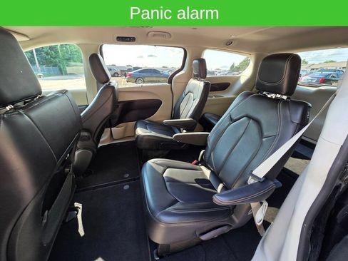 Used 2023 Chrysler Pacifica Touring-L FWD image 23