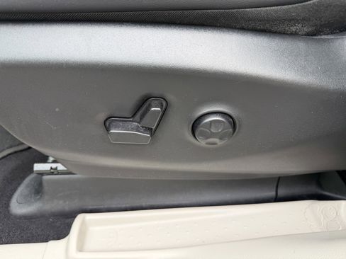 Used 2024 Chrysler Pacifica Touring-L image 24