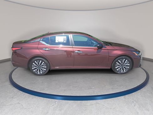 Used 2025 Nissan Altima 2.5 SV FWD image 4