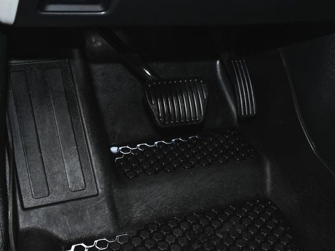 Used 2023 Land Rover Defender 90 X-Dynamic SE AWD/4WD image 18