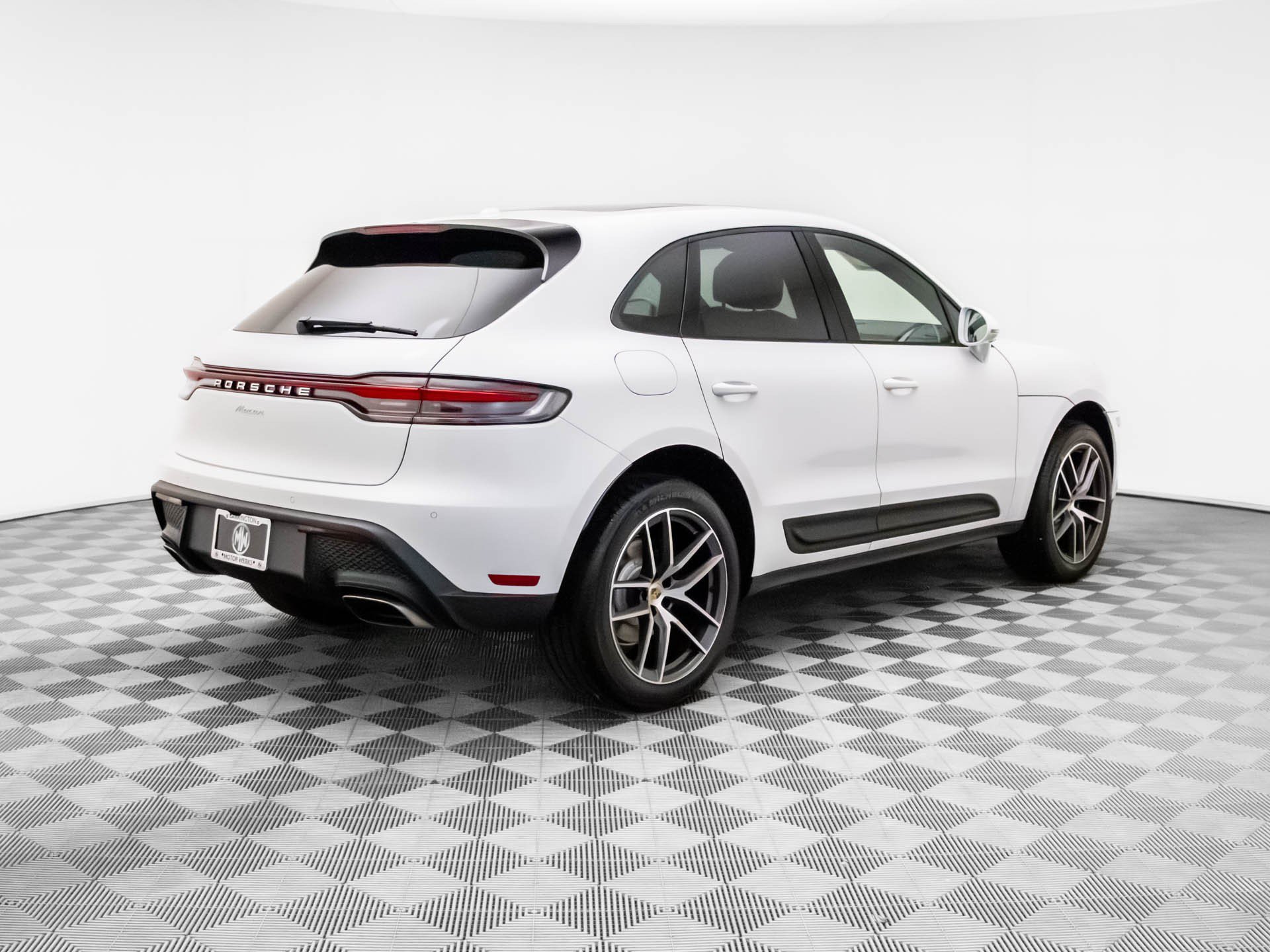 Certified 2026 Porsche Macan AWD/4WD image 8