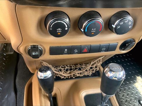 Used 2012 Jeep Wrangler Unlimited Rubicon w/ Connectivity Group AWD/4WD image 34