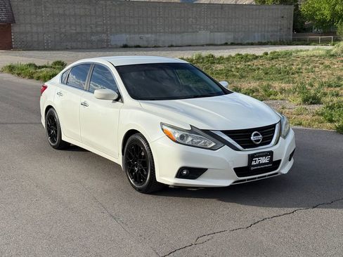 Used 2016 Nissan Altima 2.5 S w/ Power Driver Seat Package FWD image 2