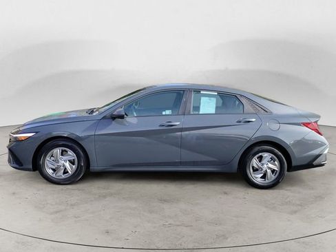 Used 2025 Hyundai Elantra SE image 2