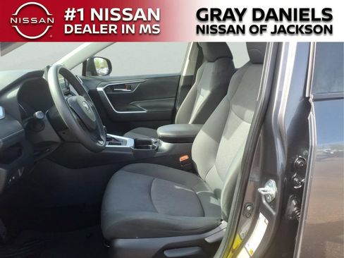 Used 2019 Toyota RAV4 XLE FWD image 23