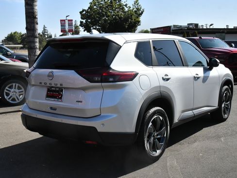 Used 2025 Nissan Rogue SV AWD/4WD image 8
