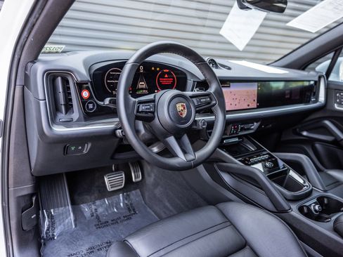 Certified 2024 Porsche Cayenne AWD/4WD image 4