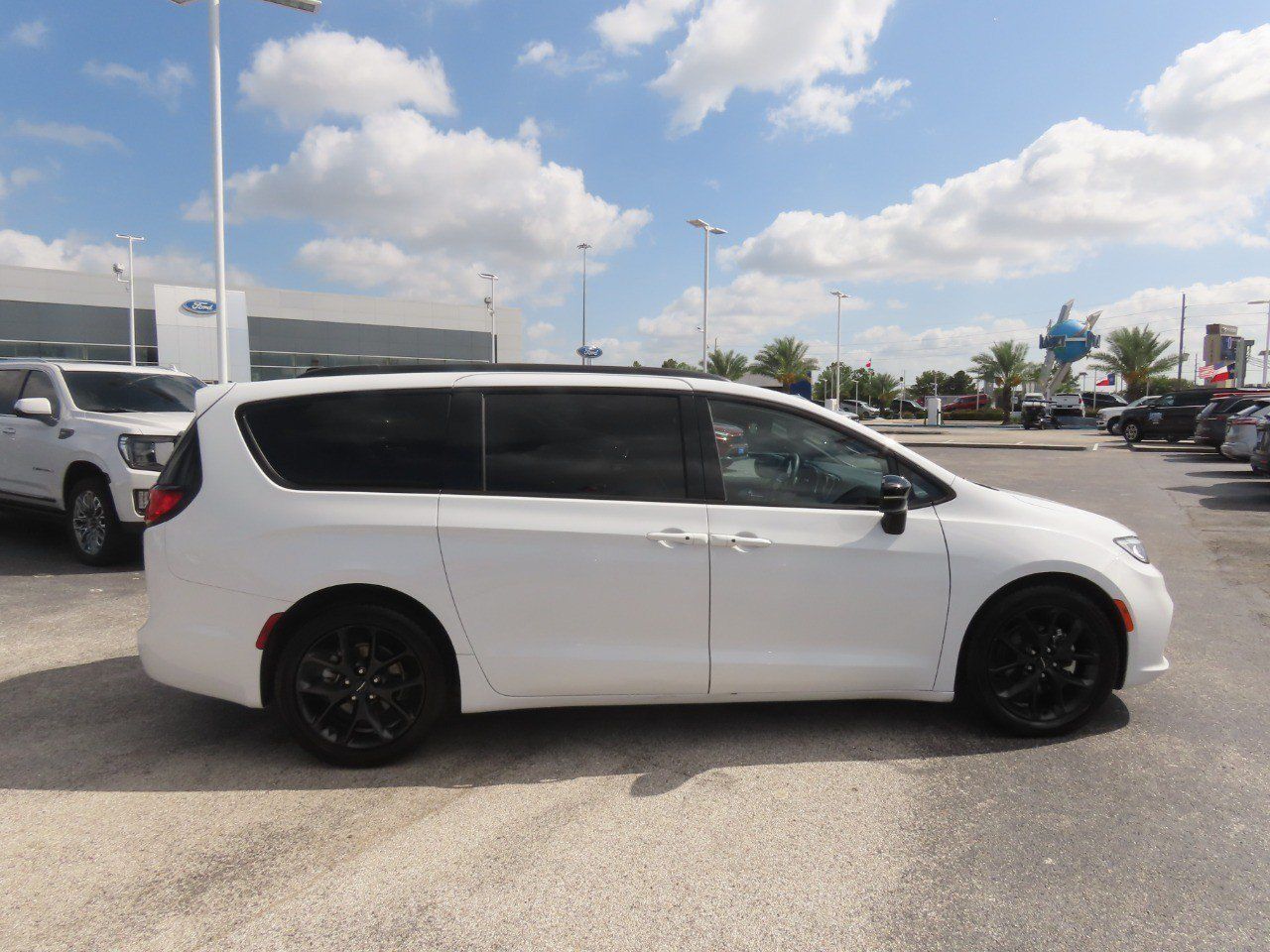 Used 2025 Chrysler Pacifica Limited FWD image 8