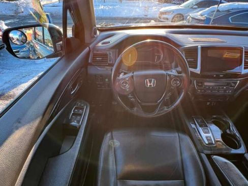 Used 2018 Honda Pilot Touring image 17