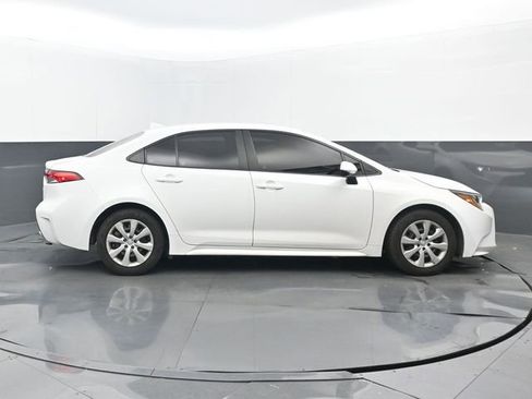 Used 2022 Toyota Corolla LE FWD image 2