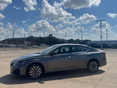Certified 2025 Nissan Altima 2.5 SV FWD image 12