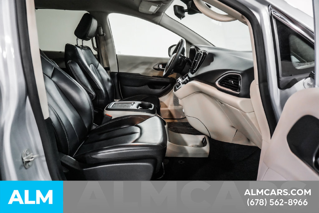Used 2023 Chrysler Pacifica Touring-L FWD image 20