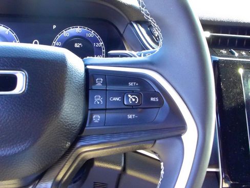 Used 2023 Jeep Grand Cherokee Altitude AWD/4WD image 18