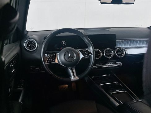 Used 2025 Mercedes-Benz GLB 250 4MATIC image 18