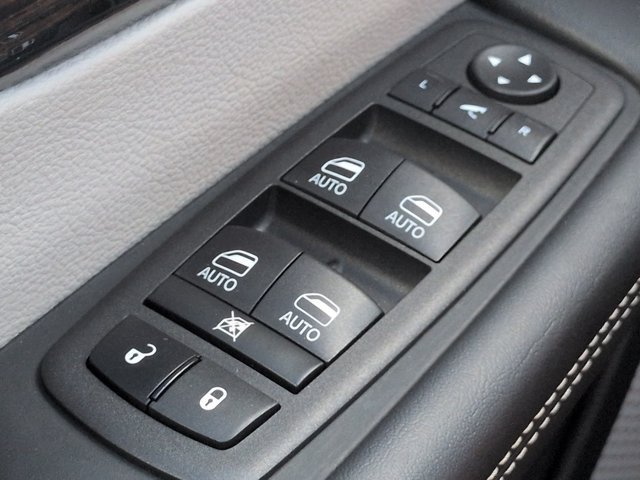 Used 2023 Chrysler Pacifica Limited FWD image 25