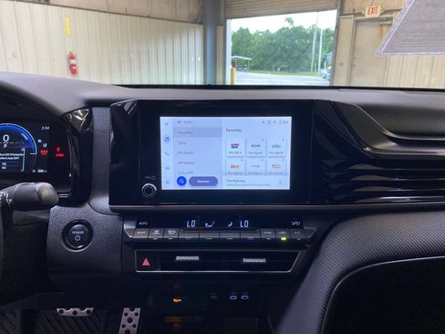 Used 2025 Toyota Camry SE w/ Convenience Package FWD image 36