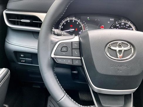 Used 2022 Toyota Highlander XLE FWD image 24