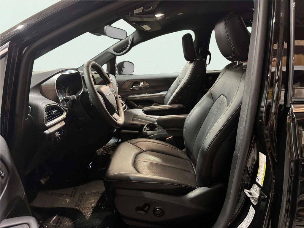 Used 2025 Chrysler Pacifica Select FWD image 21