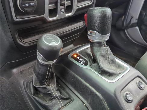 Used 2018 Jeep Wrangler Unlimited Sahara image 18