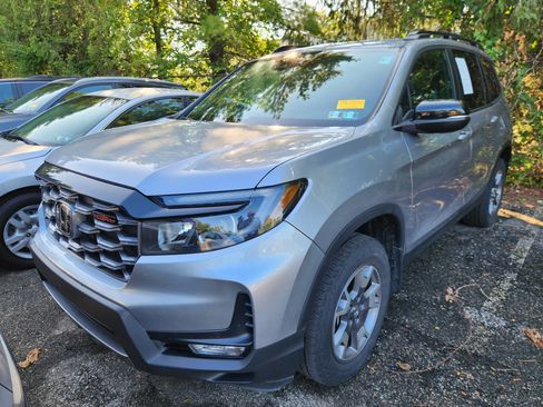 Used 2023 Honda Passport TrailSport image 2