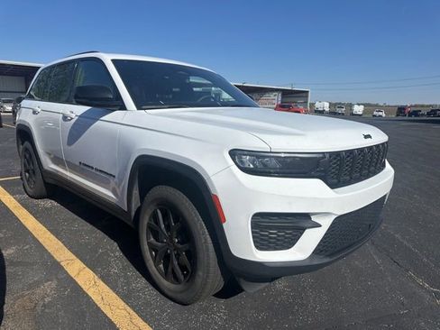 Used 2025 Jeep Grand Cherokee Altitude AWD/4WD image 6