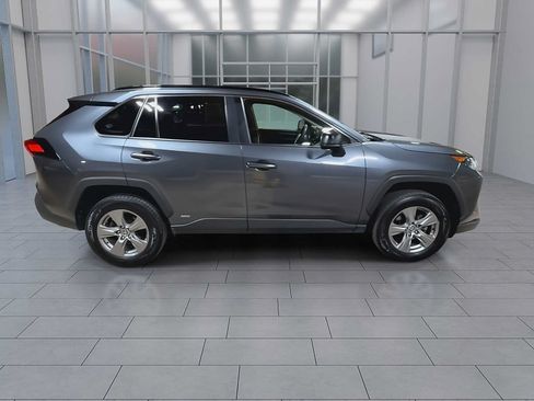 Certified 2022 Toyota RAV4 LE AWD/4WD image 9