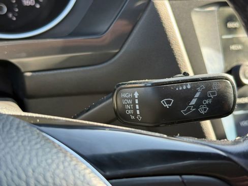 Used 2018 Volkswagen Tiguan SE AWD/4WD image 28