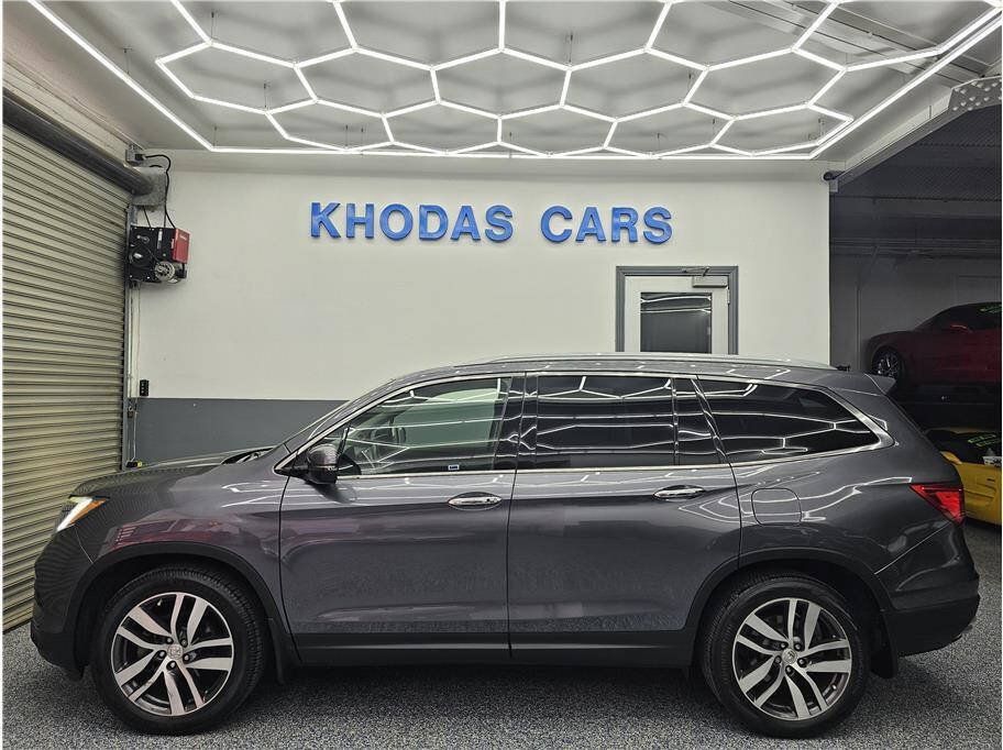 Used 2017 Honda Pilot Touring image 1