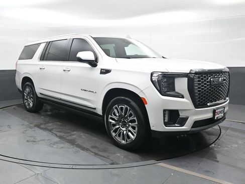 Used 2023 GMC Yukon XL Denali Ultimate AWD/4WD image 9