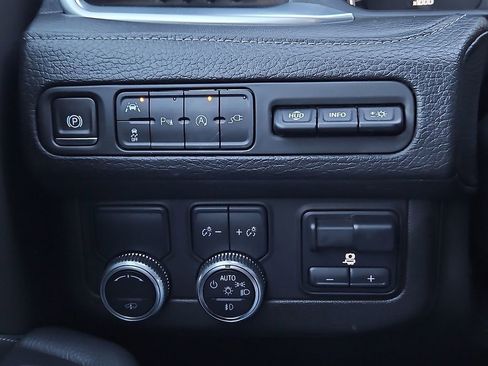 Used 2021 GMC Yukon Denali w/ Denali Ultimate Package image 24