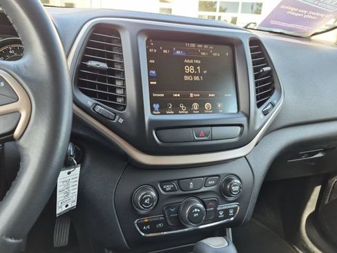 Used 2015 Jeep Cherokee Latitude FWD image 15