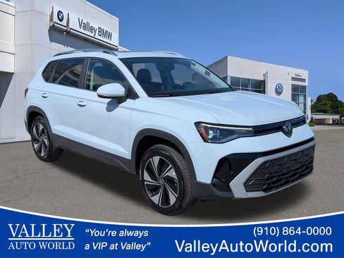 Used 2025 Volkswagen Taos SE AWD/4WD image 1