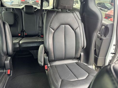 Used 2025 Chrysler Pacifica Select image 39