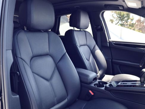 Certified 2025 Porsche Macan AWD/4WD image 24