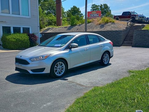 Used 2018 Ford Focus SE w/ Cold Weather Package FWD image 1