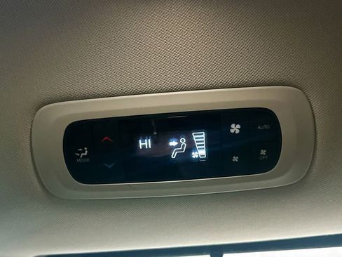 Used 2017 Chrysler Pacifica Touring-L w/ Tire & Wheel Group image 26