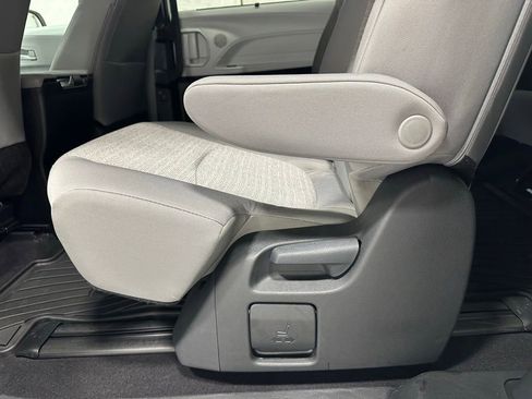 Used 2025 Toyota Sienna LE FWD image 46