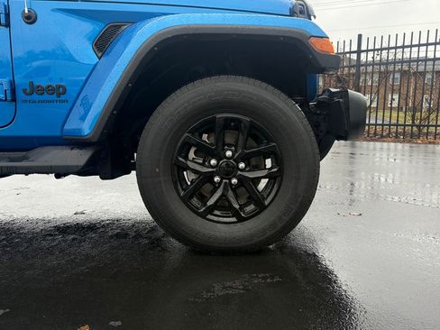 Used 2023 Jeep Gladiator Sport image 9
