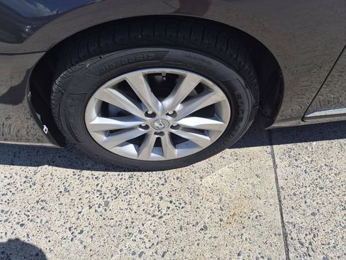 Used 2010 Lexus ES 350 w/ Preferred Accessory Package FWD image 5
