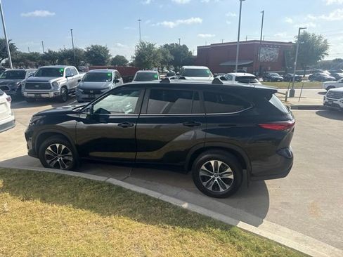 Used 2023 Toyota Highlander XLE AWD/4WD image 6