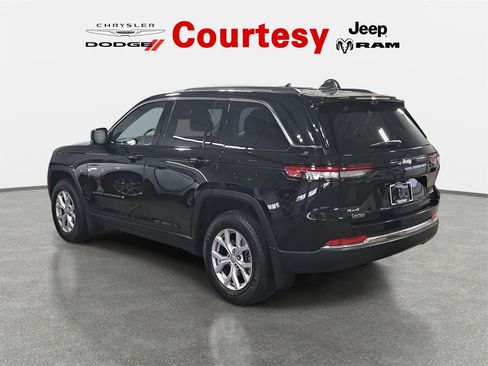 Certified 2022 Jeep Grand Cherokee Limited w/ Luxury Tech Group II image 5