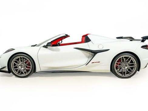 Used 2025 Chevrolet Corvette Z06 w/ Stealth Interior Trim Package RWD image 15