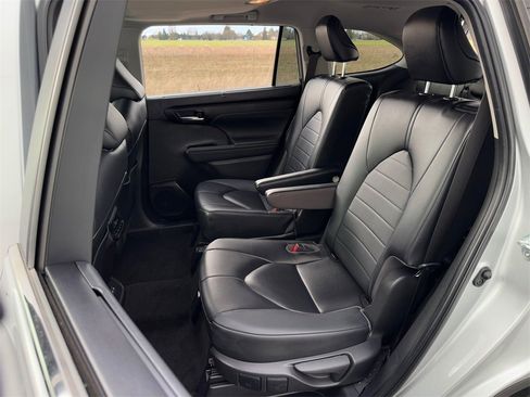 Certified 2023 Toyota Highlander XLE image 25